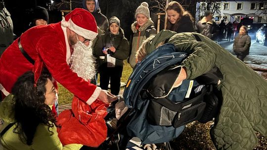 Święty Mikołaj odwiedził osiedle Pogorzelec. ZDJĘCIA