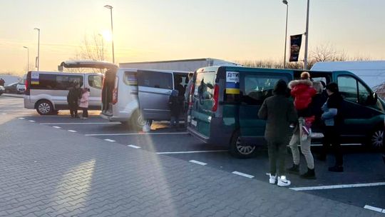 Swoimi samochodami przywieźli już setki uchodźców do Kędzierzyna-Koźla