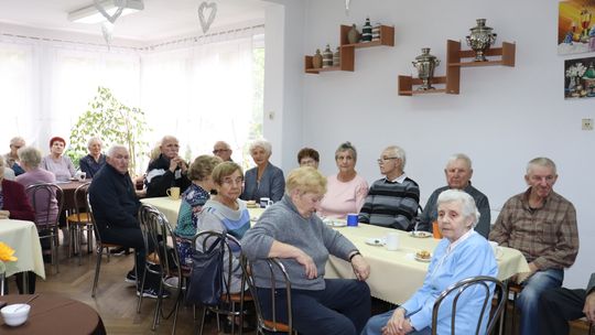 Sympatyczne odwiedziny podczas święta seniorów. ZDJĘCIA