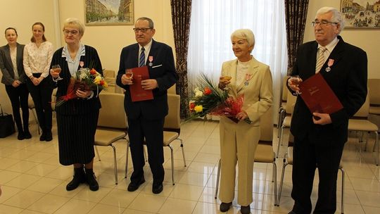 Szkolna miłość kwitnie przez dekady. To są związki na medal!