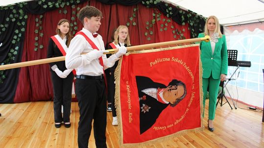 Sztandar w prezencie na 10-lecie szkoły w Koźlu Rogach. ZDJĘCIA