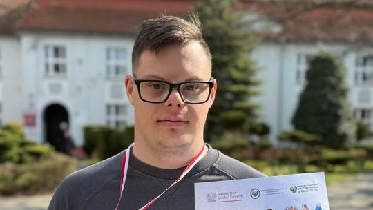 Szymon Gromada z medalem Mistrzostw Polski „Sprawni Razem” w pływaniu