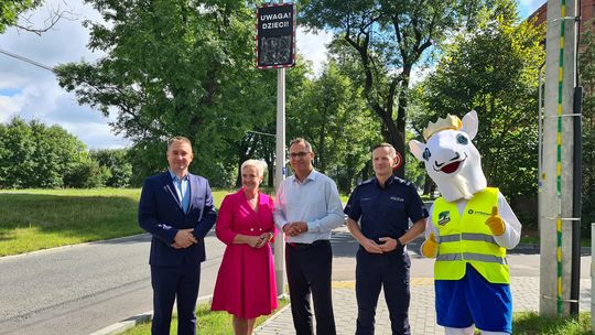 Tablice informujące o prędkości zamontowano przy czterech szkołach