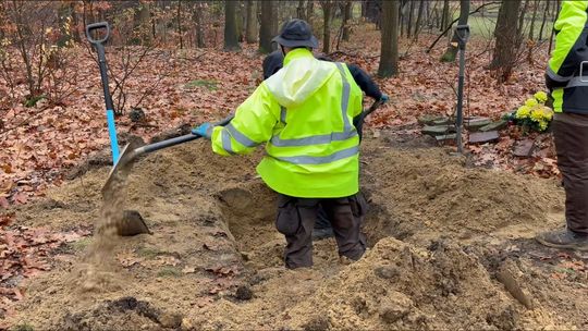 Tajemnicza ekshumacja grobu w Ortowicach. FILM Tajemnicza ekshumacja grobu w Ortowicach. FILM