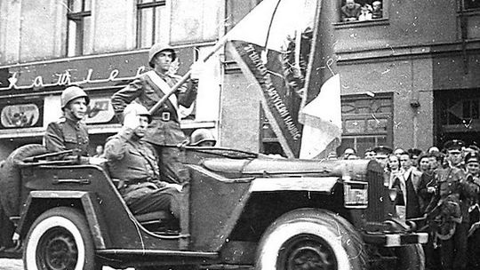 Tak Ludowe Wojsko Polskie defilowało niegdyś na kozielskim rynku. ZDJĘCIA