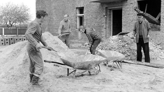 Tak przeszło pół wieku temu budowano w czynie społecznym przedszkole w Cisowej. ZDJĘCIA Tak przeszło pół wieku temu budowano w czynie społecznym przedszkole w Cisowej. ZDJĘCIA