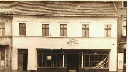 Tak wyglądał sklep tekstylny Spółdzielni „Związkowiec” w Koźlu Tak wyglądał sklep tekstylny Spółdzielni „Związkowiec” w Koźlu