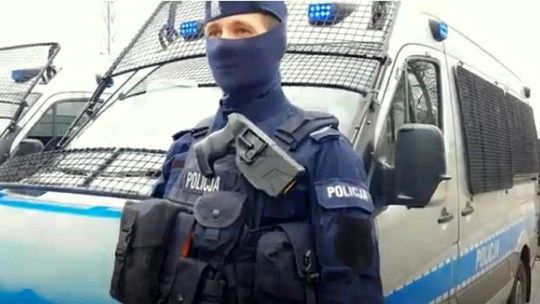 Tak wyposażeni są policjanci patrolujący ulice Kędzierzyna-Koźla. Opolska policja pokazuje sprzęt. FILM