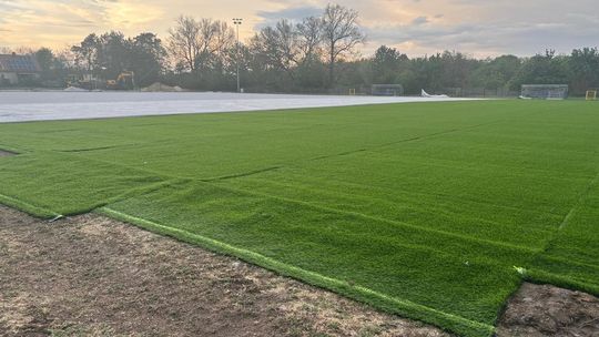 Tak zmienia się stadion Blachownia. Nowa murawa ma służyć przez cały rok