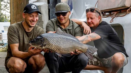 Taki połów na stoczni nie robi na nich wrażenia. Chłopaki z miasta na rybach. FILM Taki połów na stoczni nie robi na nich wrażenia. Chłopaki z miasta na rybach. FILM