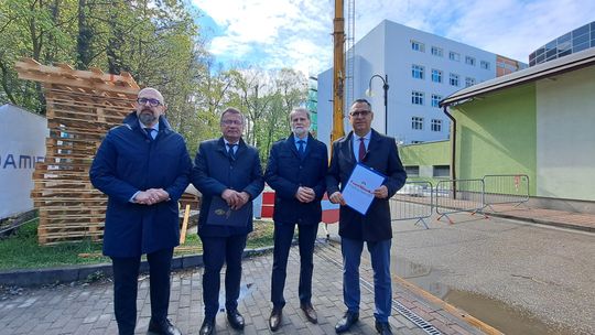 Inwestycja związana z rozbudową szpitala w Kędzierzynie-Koźlu powoli dobiega końca. ZDJĘCIA