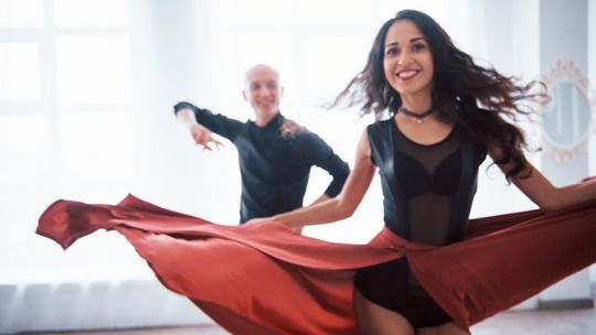 Taniec to coś więcej niż kroki - odkryj pasję i korzyści ze szkoły tańca