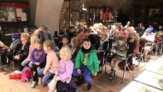 Teatrzyk kukiełkowy o legendzie kozielskiej w muzeum