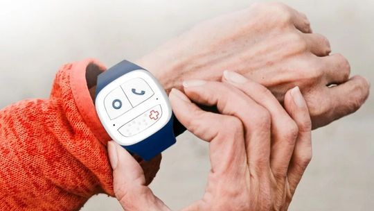 Telefon, opaska, a może coś więcej? Rozwiewamy wątpliwości wokół teleopieki