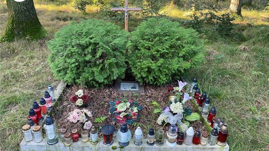 Grób był pusty. Symboliczna mogiła w lesie między Pokrzywnicą, a Twardawą. ZDJĘCIA