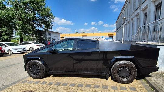 Tesla Cybertruck na ulicach Kędzierzyna-Koźla. Przy tablicach napis: „NIE JESTEM z Ukrainy". ZDJĘCIA