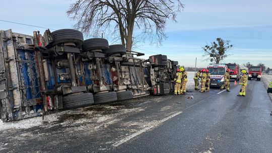 TIR wpadł do rowu! Droga z Większyc na Pokrzywnicę zablokowana