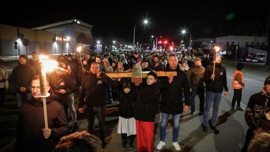 Tłumy mieszkańców przeszły ulicami miasta podczas Drogi Krzyżowej. ZDJĘCIA