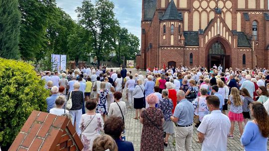 Tłumy na ulicach Kędzierzyna-Koźla. Katolicy obchodzą uroczystość Bożego Ciała