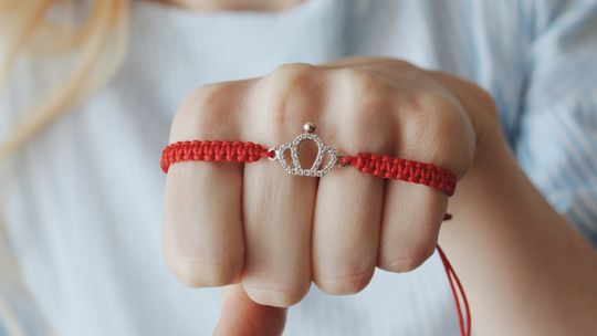 To się nosi! Bransoletki sznurkowe w codziennych stylizacjach