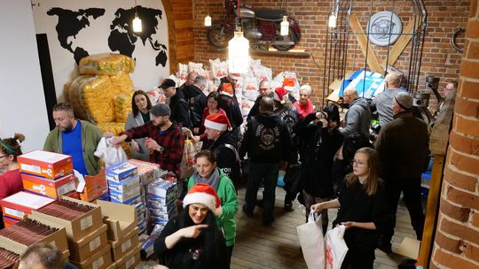 Pomocnicy Mikołaja szykują prezenty. 6 grudnia trafią do dzieci. ZDJĘCIA