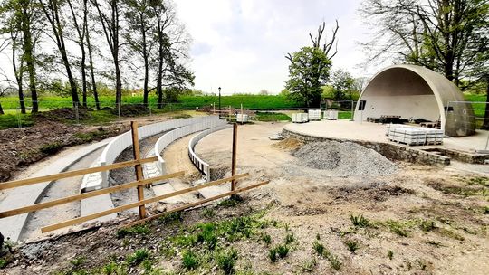 Trwa budowa widowni przy muszli koncertowej w kozielskim parku. ZDJĘCIA