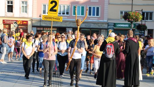 Trwa pielgrzymka na Górę św. Anny. Przystanek na kozielskim rynku Trwa pielgrzymka na Górę św. Anny. Przystanek na kozielskim rynku