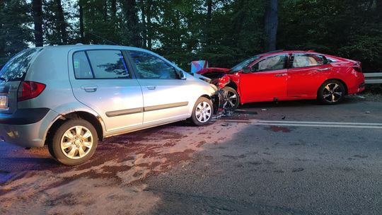 Trzy osoby ranne po czołowym zderzeniu samochodów. Sprawca był pijany