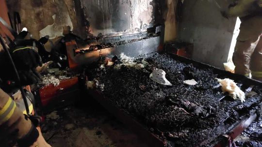 Tyle zostało z podpalonego przy ul. Grunwaldzkiej mieszkania. ZDJĘCIA i FILM