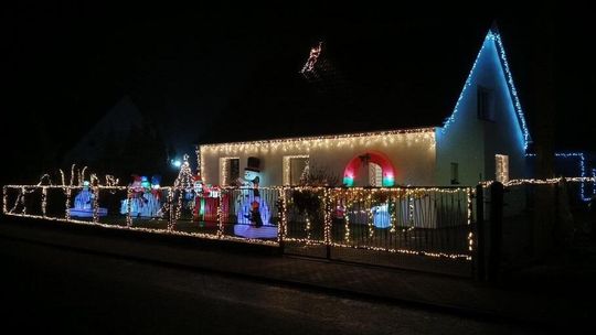 Tysiące światełek i dmuchańce na posesji w Starej Kuźni. WIDEO Tysiące światełek i dmuchańce na posesji w Starej Kuźni. WIDEO