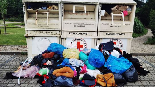 Ubrania do kontenera, nie na ziemię