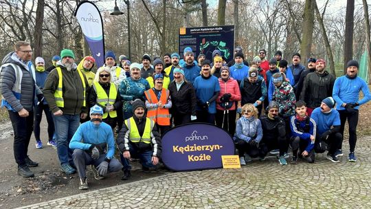 Uczestnicy parkrun Kędzierzyn-Koźle wsparli Movember. Na twarzach dumnie prezentowali… wąsy!