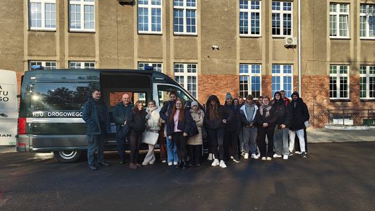 Uczniowie dmuchali w alkomat i rozmawiali o przewozach ponadnormatywnych