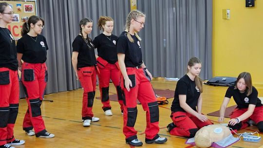 Uczniowie II Liceum Ogólnokształcącego uczyli się ratować życie. ZDJĘCIA