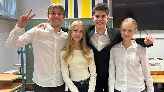 Uczniowie II LO wygrali pierwszy etap Międzyregionalnego Turnieju Debat Oksfordzkich!