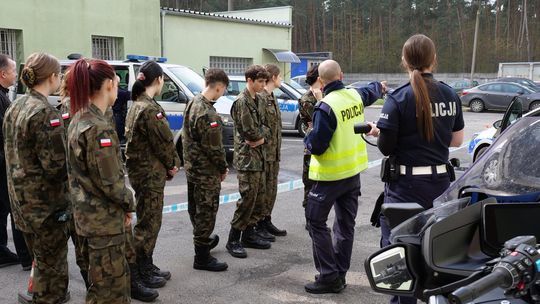 Uczniowie klas mundurowych mieli okazję poznać pracę policji
