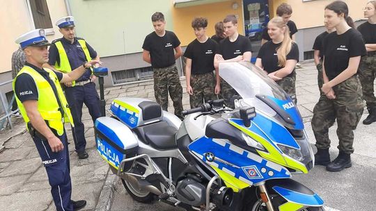 Uczniowie klas mundurowych ze Sławięcic odwiedzili kędzierzyńsko-kozielską komendę policji