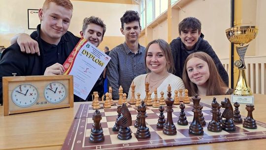 Uczniowie kozielskiego ogólniaka zostali mistrzami powiatu w szachach