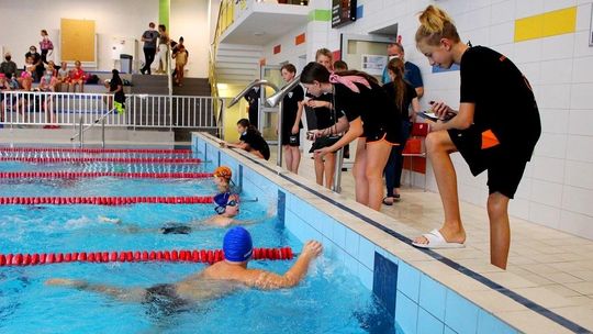 Uczniowie siedmiu podstawówek na zawodach pływackich Małej Ligii w Kędzierzynie-Koźlu. ZDJĘCIA