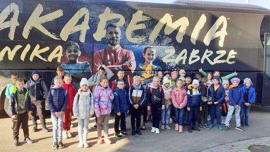 Uczniowie szkoły w Dziergowicach na stadionie Górnika Zabrze. ZDJĘCIA