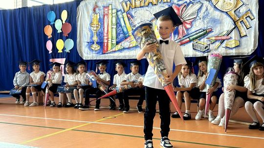 Uczniowie wrócili do szkół po wakacyjnej przerwie. Zobaczcie jak było w Cisowej. ZDJĘCIA