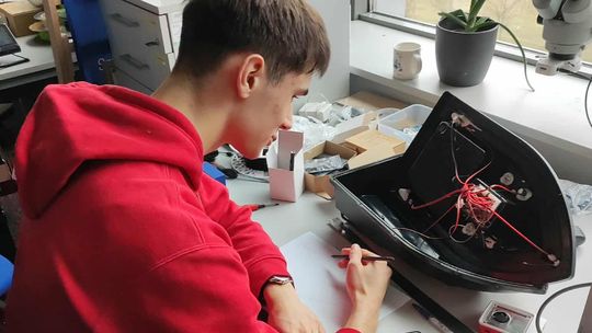 Uczniowie z „Kopernika” zbudowali pływającego drona. Ma badać jakość wody i poziom zanieczyszczeń