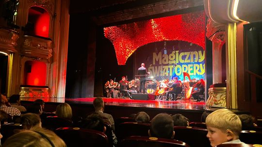 Uczniowie z PSP nr 12 poznali magiczny świat Opery Śląskiej. ZDJĘCIA