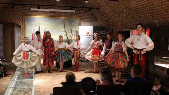 Uczniowie ze szkoły w Sławięcicach spotkali się z autorką książki o tańcach