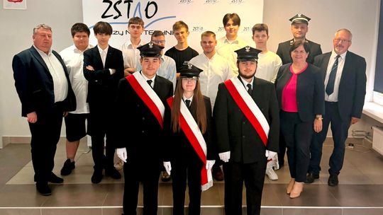 Uczniowie ZSTiO w kolejarskich mundurach. Prezent z PKP PLK w Tarnowskich Górach