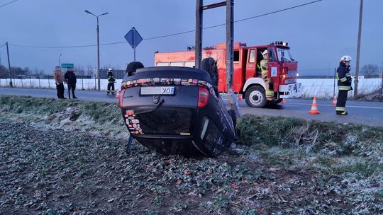 Uderzył w słup energetyczny i dachował. Kierowca uciekł