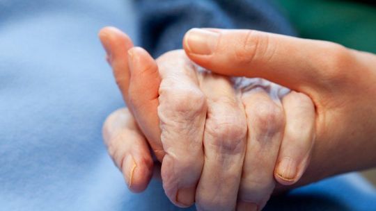 Udział procentowy grup wiekowych w ogólnej liczbie zgonów z powodu COVID-19