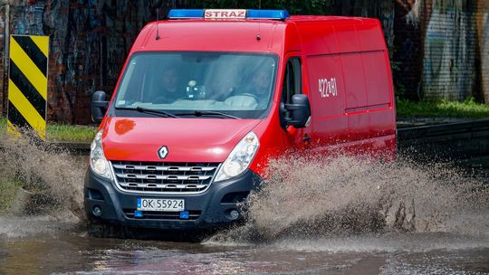 Ulewa w powiecie kędzierzyńsko-kozielskim. Strażacy walczą z żywiołem