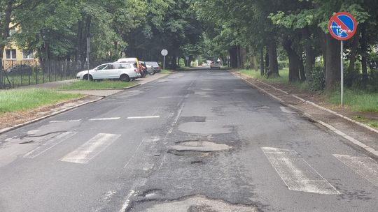 Ulica 1 Maja wymaga pilnego remontu. Starostwo ogłosiło przetarg