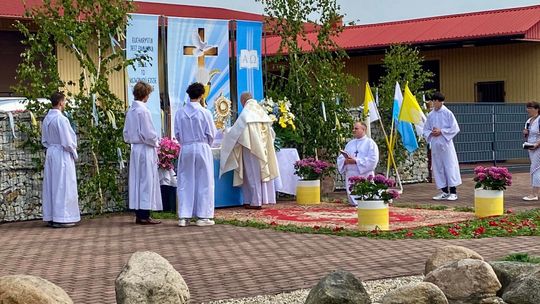 Ulice Kędzierzyna-Koźla zamieniły się w kwiatowe alejki. ZDJĘCIA